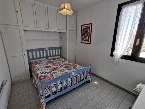 - une petite chambre avec un lit bleu dans l'établissement 5033 Grand Foc 401B, au Cap d'Agde