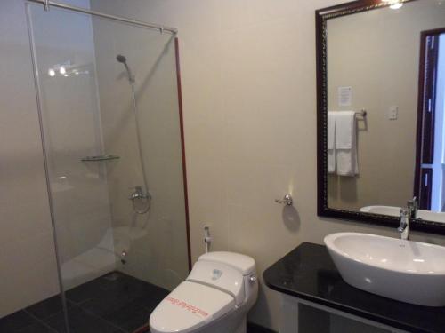 ムイネーにあるPalmira Beach Resort & Spaのバスルーム(シャワー、トイレ、シンク付)