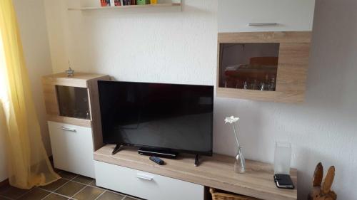Televisyen dan/atau pusat hiburan di Ferienwohnung Gemmel