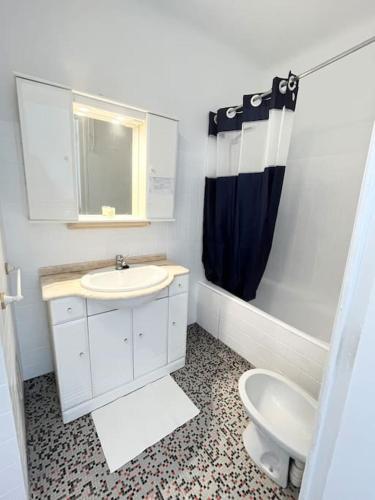 une salle de bain blanche avec un lavabo et des toilettes dans l'établissement Hendaye plage charmant studio 2pers avec grande terrasse vue mer, à Hendaye