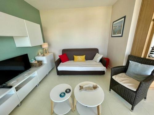 un salon avec un canapé et une table dans l'établissement Quiberon - Studio rénové avec balcon et parking - Animaux acceptés - FR-1-478-1, à Quiberon