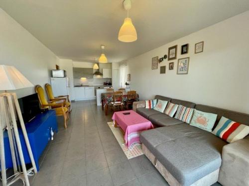 un salon avec un canapé et une table dans l'établissement Quiberon: Appartement 3 pièces, 65m², à deux pas des plages, terrasse, WIFI inclus - FR-1-478-25, à Quiberon