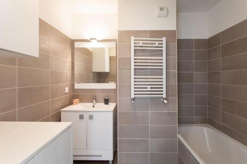 łazienka z umywalką i wanną w obiekcie L8 Calm, panoramic Sea View withTerrace, Parking & AC w mieście Saint-Laurent-du-Var