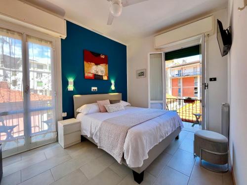 una camera con letto e parete blu di Hotel Alla Fontanella ad Alassio