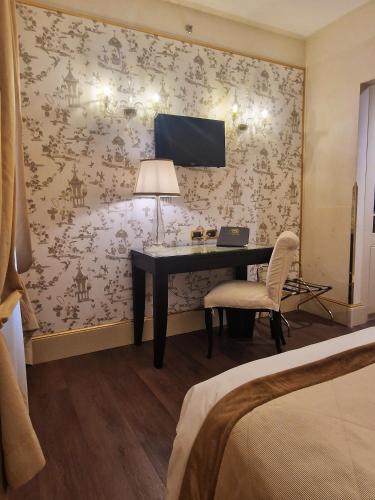 Postel nebo postele na pokoji v ubytování Hotel A La Commedia