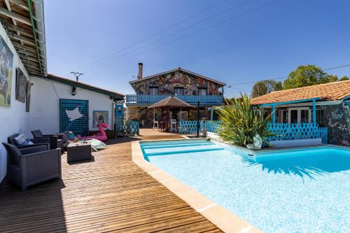 une maison avec une piscine devant une maison dans l'établissement Gite 2 à la Maison Mosaic, à Gaillan-en-Médoc