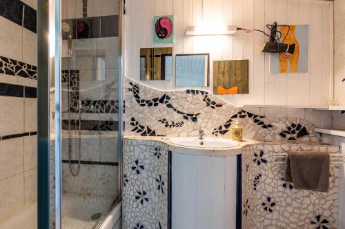 Ένα μπάνιο στο Gite 2 à la Maison Mosaic