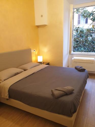 ローマにあるLombardoのベッドルーム1室(大型ベッド1台、窓付)