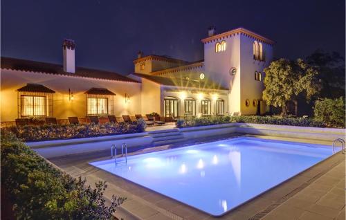 uma piscina em frente a uma casa à noite em 12 Bedroom Stunning Home In La Granada De Ro-tint em La Granada de Río Tinto