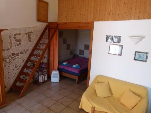 een woonkamer met een trap en een bank bij Casa da Marina in Aljezur