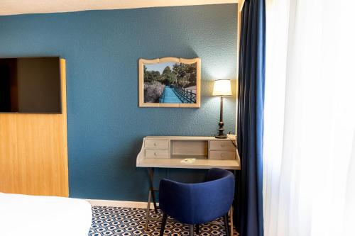 Novotel Orléans Chemins De Sologne Demeures De Campagneにあるテレビまたはエンターテインメントセンター