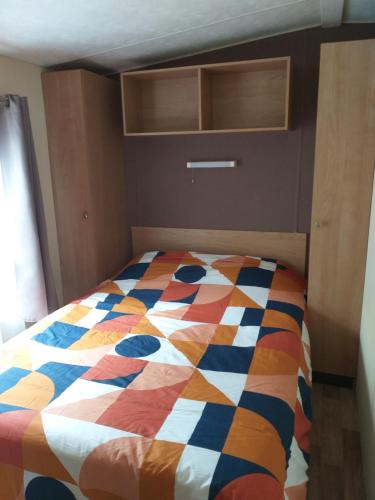 Posteľ alebo postele v izbe v ubytovaní KERLANN****MOBIL-HOME 4 CH TOUT CONFORT