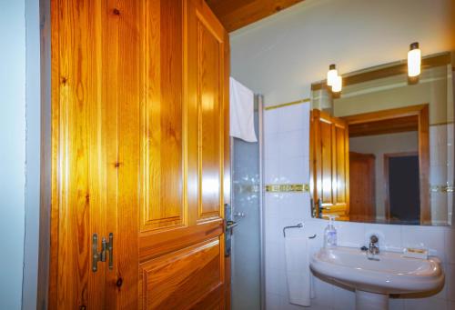 a bathroom with a sink and a mirror at Casa Arnedillo in Arnedillo