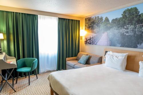Novotel Orléans Chemins De Sologne Demeures De Campagneにあるベッド