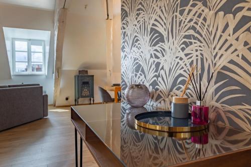 - un salon avec une table et un mur dans l'établissement Happy Cocoon - Immersion au centre historique, à Blois