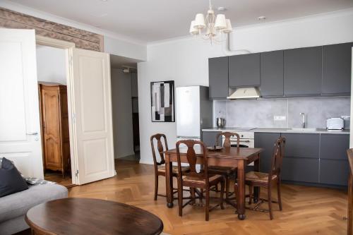 a kitchen and dining room with a table and chairs at Meissneri villa in Kuressaare