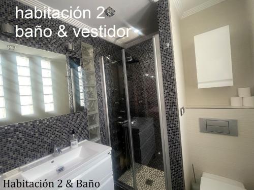a bathroom with a shower and a sink and a mirror at ALBACETE CENTRO PARKING GRATIS 2 PLAZAS in Albacete