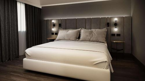 ein großes weißes Bett in einem Hotelzimmer in der Unterkunft NH Santiago del Estero in Santiago del Estero
