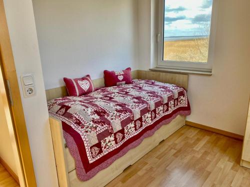 Ένα ή περισσότερα κρεβάτια σε δωμάτιο στο Ferienhaus am Schilf Neeberg