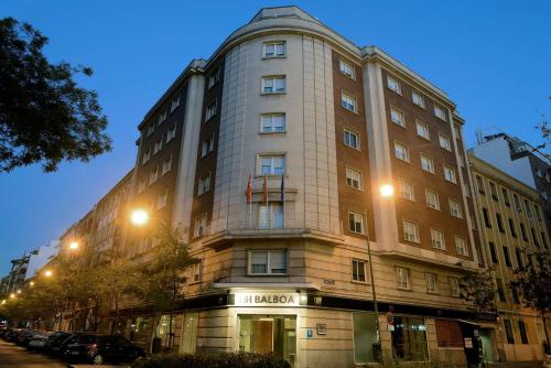 un gran edificio en una calle de la ciudad por la noche en NH Madrid Balboa, en Madrid