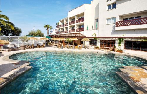 Bazén v ubytování Gorgeous Apartment In Saint-Cyprien nebo v jeho okolí