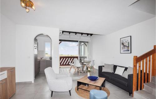 un salon avec un canapé et une table dans l'établissement Gorgeous Apartment In Saint-Cyprien, à Saint-Cyprien