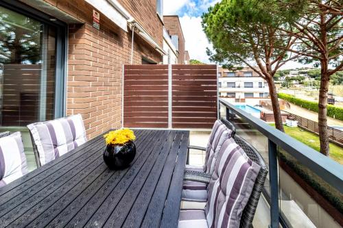 Fotografia z galérie ubytovania La Pineda Duplex con terraza céntrico en SAgaró v destinácii S'Agaro