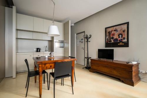 d'une salle à manger avec une table en bois et un bureau. dans l'établissement Residence i MasCa', à Bologne