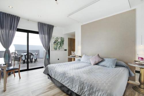1 dormitorio con cama y vistas al océano en Villa Ocean View - Costa Adeje - Near Golf - Tenerife South - Canary Islands - Spain, en Armeñime