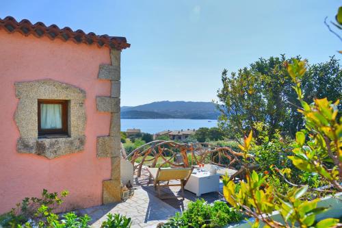 uma vista para uma casa com vista para a água em Case Vacanze La Conia em Cannigione