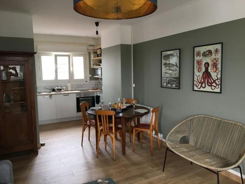 kuchnia i jadalnia ze stołem i krzesłami w obiekcie Appartement cosy avec vue mer w Calais