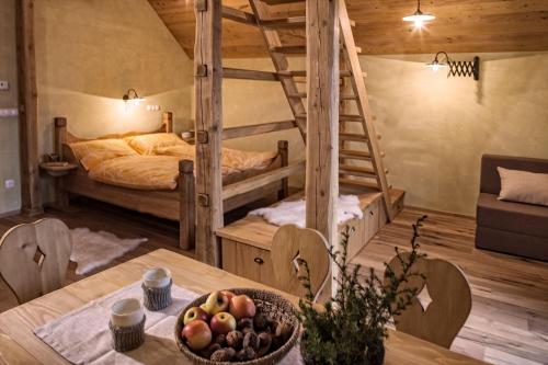 Habitación con cama y mesa con un bol de fruta en Alpine Homestead en Goreljek
