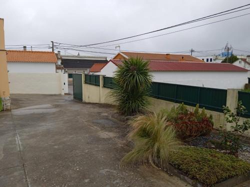 un parcheggio di fronte a un edificio con piante di Alcôa House ad Alcobaça