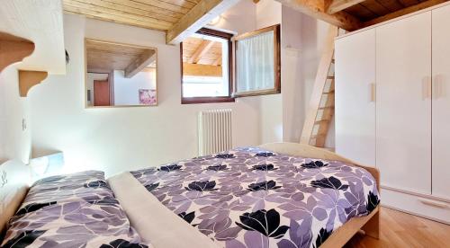 um quarto com uma cama num pequeno quarto em Attic family apartment in center of Moggio em Moggio