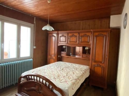 ein Schlafzimmer mit einem Bett und einer Holzdecke in der Unterkunft ST MICHEL in Saint-Michel-en-lʼHerm