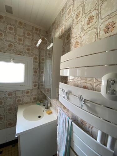 ein kleines Bad mit einem Waschbecken und einem Waschbecken in der Unterkunft ST MICHEL in Saint-Michel-en-lʼHerm