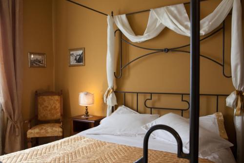 グラダーラにあるAl Borgo Roomsのベッドルーム1室(ベッド1台、椅子付)
