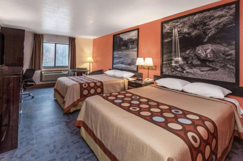 pokój hotelowy z 2 łóżkami i telewizorem w obiekcie Super 8 by Wyndham Uniontown PA w mieście Uniontown
