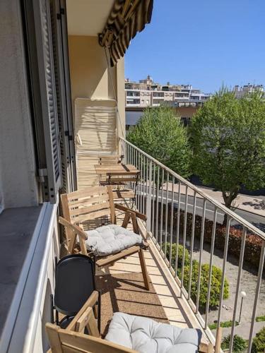 - un balcon avec deux chaises et une table sur une maison dans l'établissement Appartement T4 proche plage et vieille ville, à Antibes