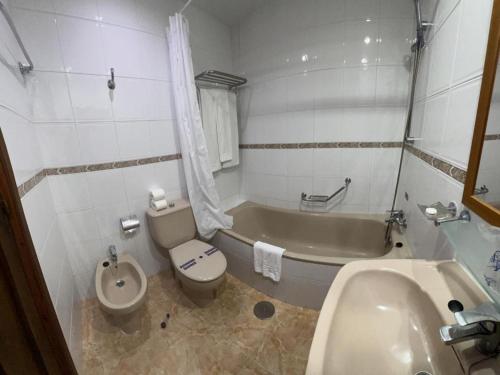 y baño con bañera, aseo y lavamanos. en Riviera del Mar apartment, en Mijas Costa