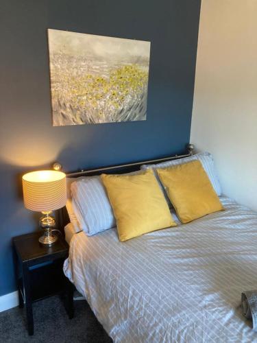 Cosy 2-bedroom house in Widnes sleeps 4