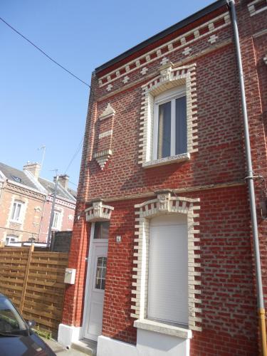 亞眠的住宿－Gite Amiens，一座红砖建筑,有两个窗户
