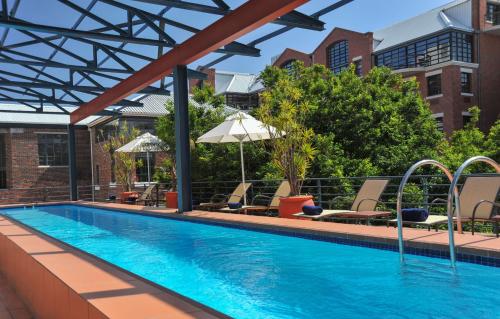 Бассейн в Garden Court Victoria Junction или поблизости