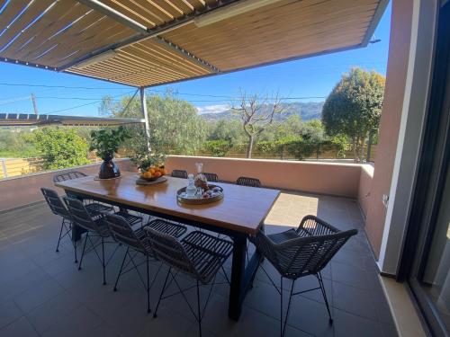 uma mesa e cadeiras num pátio com vista em Villa Merlin em Galatás