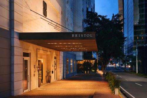 un edificio con un cartel que lee Britishox en él en Bristol Panama, a Registry Collection Hotel, en Panamá
