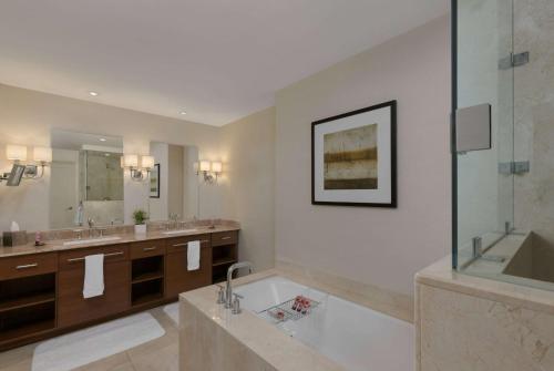 Un baño de Bristol Panama, a Registry Collection Hotel