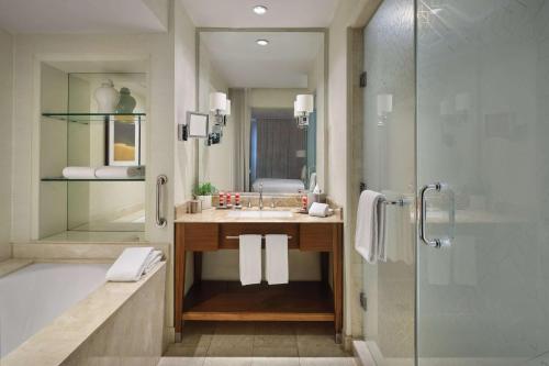 Un baño de Bristol Panama, a Registry Collection Hotel