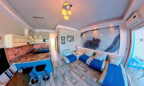 Η κουζίνα ή μικρή κουζίνα στο Deluxe Beach Apartment- Sleeps 2 & Private Terrace