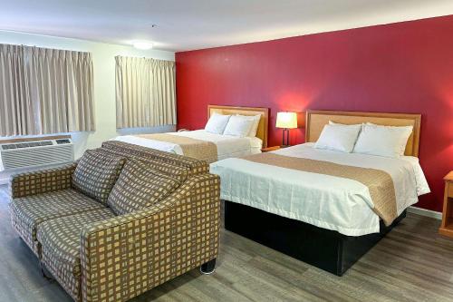 a hotel room with two beds and a couch at Econo Lodge Edmonds North Seattle in Edmonds