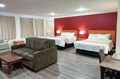 Habitación de hotel con 2 camas y sofá en Econo Lodge Edmonds North Seattle en Edmonds